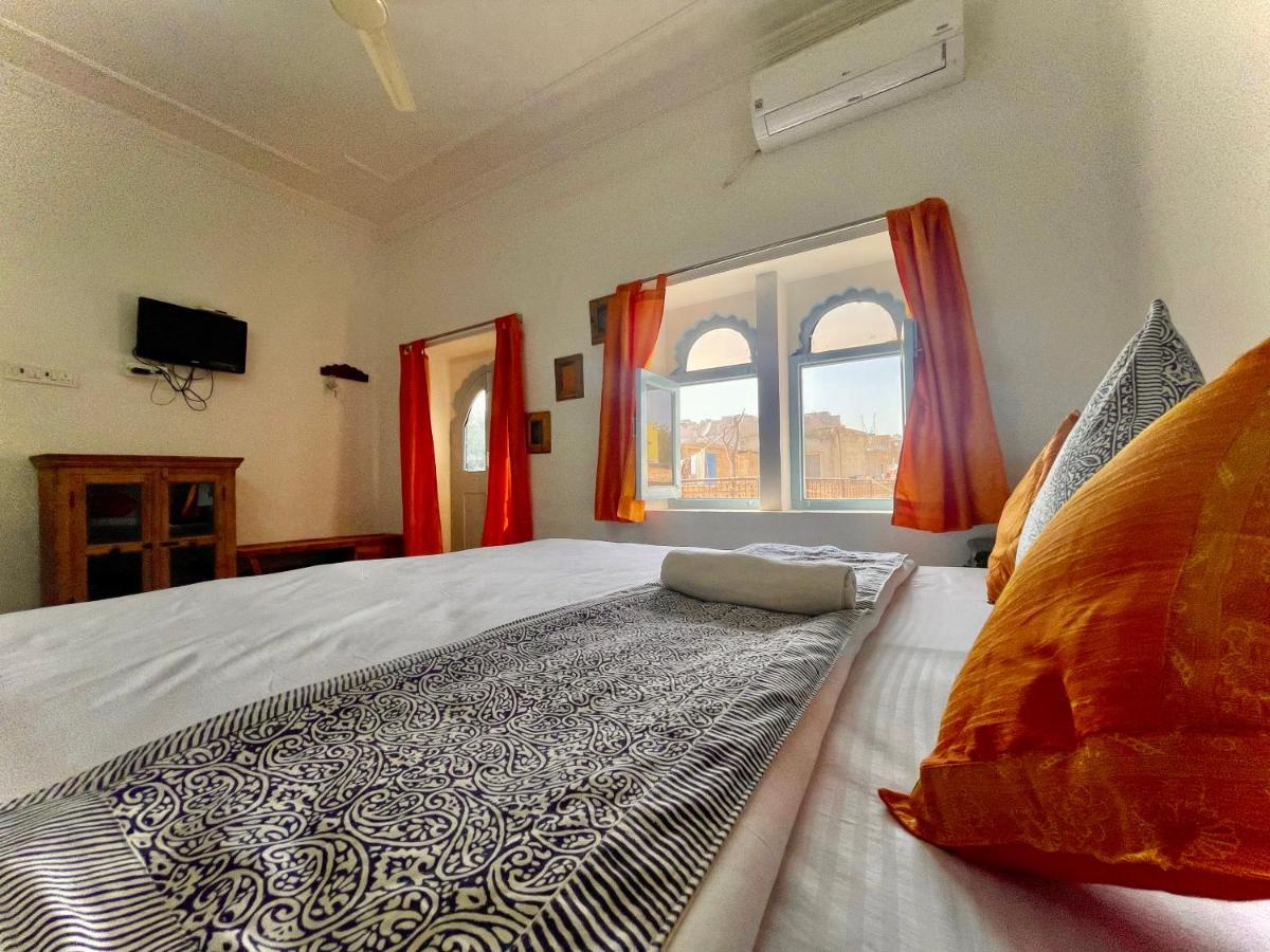 Crowd Hostel *